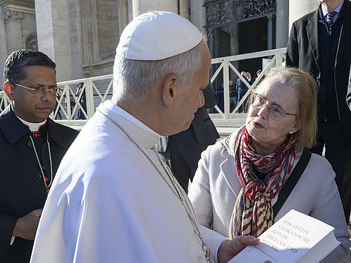 Frau Eckholt &uuml;berreicht Papst Leo XIV. ein Buch.