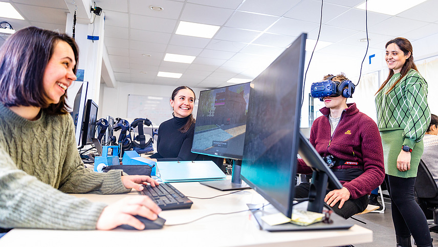 Studierende arbeiten im Virtual Reality Lab an den Computern.