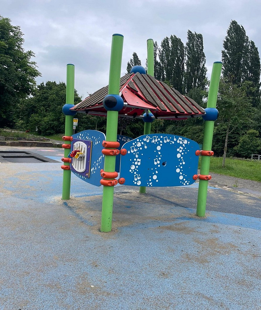 Buntes Spielh&auml;uschen mit Musik-Elementen