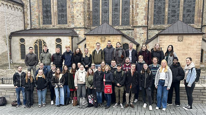 Die Exkursionsgruppe vor dem Paderborner Dom