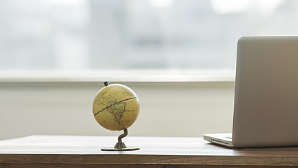 Ein Mini-Globus auf einem Schreibtisch; A mini globe on a desk.