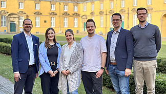 Gruppenfoto des gesamten Teams der Kirchen- und Christentumsgeschichte vor dem Schloss der Universit&auml;t Osnabr&uuml;ck