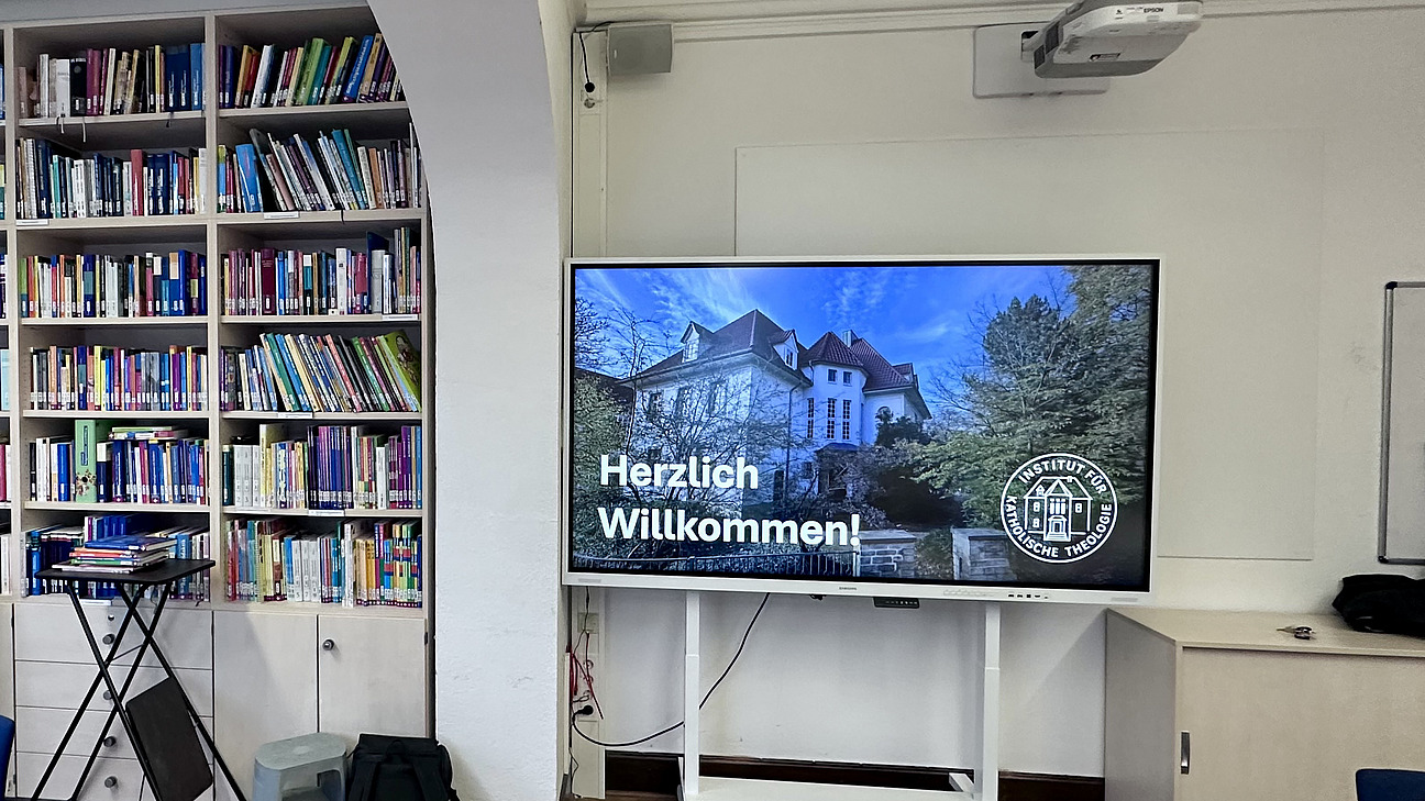 Interaktives Smartboard in einem Koferenzraum