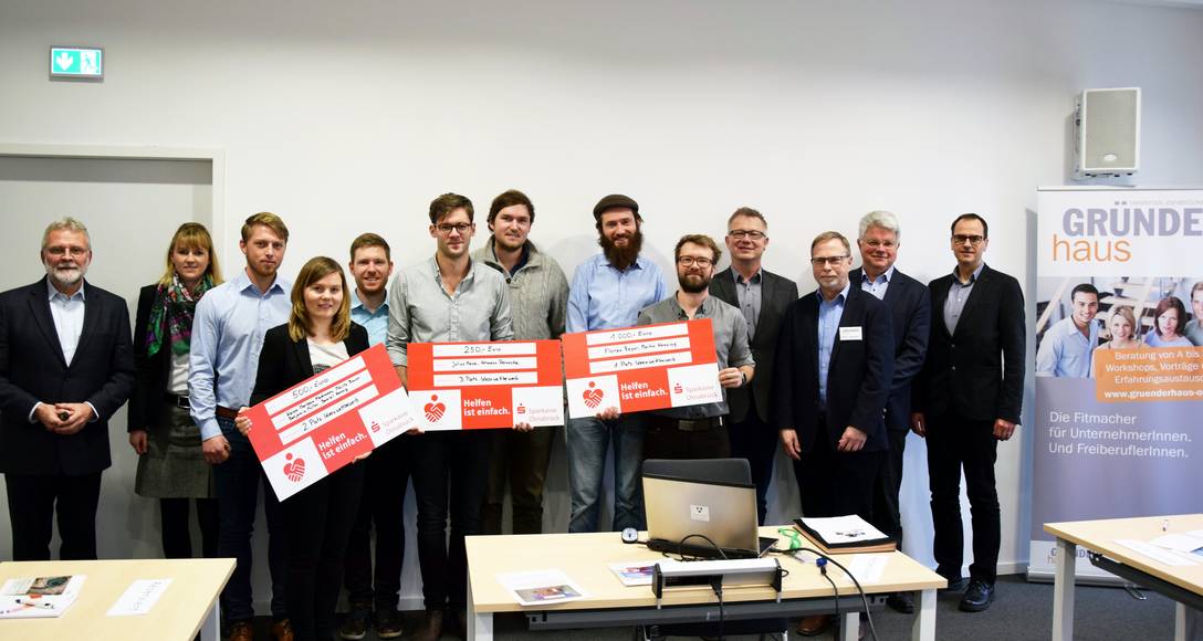 Die Gewinner und Mitglieder der Jury. des Ideenwettbewerbs 2016 der beiden Osnabrücker Hochschulen mit Ihren Siegerprämien. Eingerahmt werden sie von den Mitgliedern der Jury. Foto: ICO