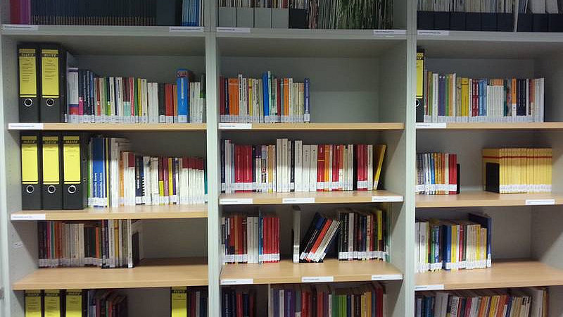Bücherregale mit Büchern und Ordnern