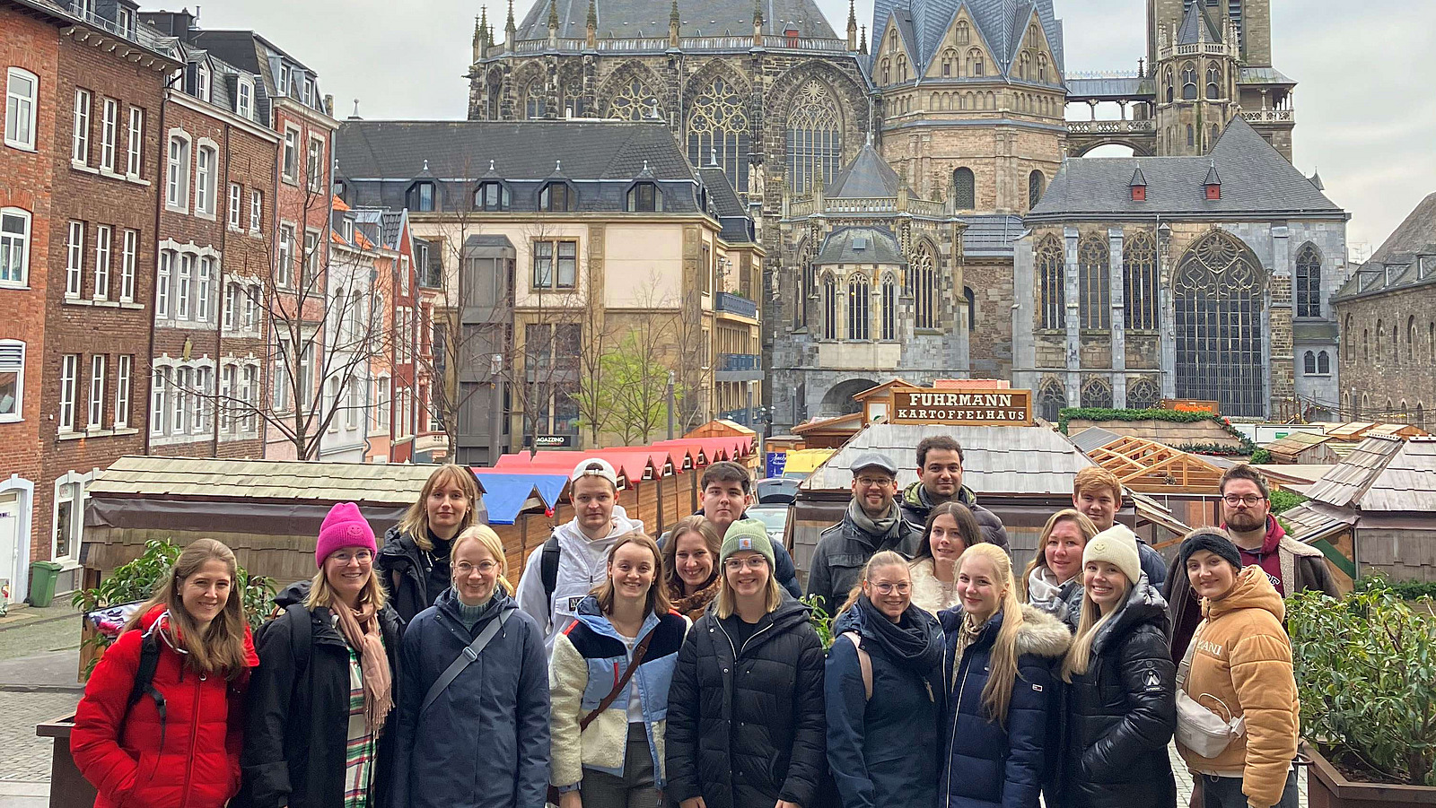 Exkursionsgruppe vor dem Aachener Dom 