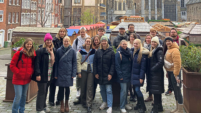 Exkursionsgruppe vor dem Aachener Dom 