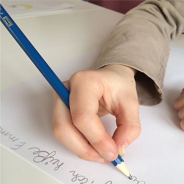 Beim interdigitalen Dreipunktgriff befindet sich der Stift lateral zwischen dem Zeige- und Mittelfinger und wird vom Daumen von unten abgestützt. Die Fingergelenke sind leicht gebeugt. Der Stift wird locker in die Fingermulde zwischen Zeige- und Mittelfinger gelegt. Der Ringfinger und der kleine Finger sind gebeugt und dienen wieder gemeinsam mit der Handkante dem Abstützen auf der Unterlage.