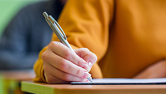 Bild einer schreibenden Hand