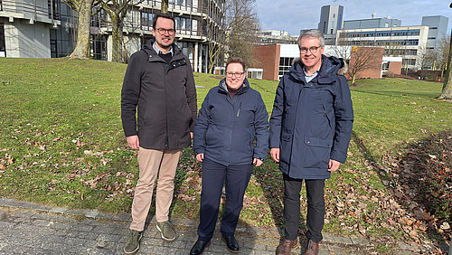 Micheal Neumann, Yvonne P&uuml;ttmann und Markus Zimmer stehen vor der Universit&auml;t Paderborn bei der Nachwuchstagung