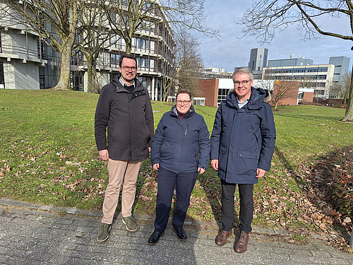 Micheal Neumann, Yvonne P&uuml;ttmann und Markus Zimmer stehen vor der Universit&auml;t Paderborn bei der Nachwuchstagung