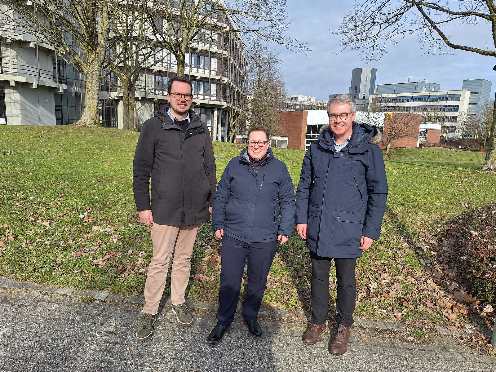 Micheal Neumann, Yvonne P&uuml;ttmann und Markus Zimmer stehen vor der Universit&auml;t Paderborn bei der Nachwuchstagung