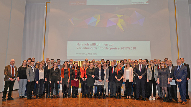 Gruppenfoto zur F&ouml;rderpreisverleihung mit allen Stifter:innen und Preistr&auml;ger:innen