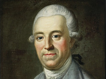 Ein gemaltes Portr&auml;t einer Person mit hellem Gesicht und zur&uuml;ckgek&auml;mmtem, gepudert wirkendem Haar.  Die Person tr&auml;gt Kleidung in hellen Farben mit Kn&ouml;pfen und einem hohen Kragen. Der Oberk&ouml;rper ist leicht zur Seite gedreht, der Blick geht nach vorne.  Der Hintergrund ist dunkel und ohne weitere Details.