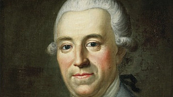 Ein gemaltes Portr&auml;t einer Person mit hellem Gesicht und zur&uuml;ckgek&auml;mmtem, gepudert wirkendem Haar.  Die Person tr&auml;gt Kleidung in hellen Farben mit Kn&ouml;pfen und einem hohen Kragen. Der Oberk&ouml;rper ist leicht zur Seite gedreht, der Blick geht nach vorne.  Der Hintergrund ist dunkel und ohne weitere Details.