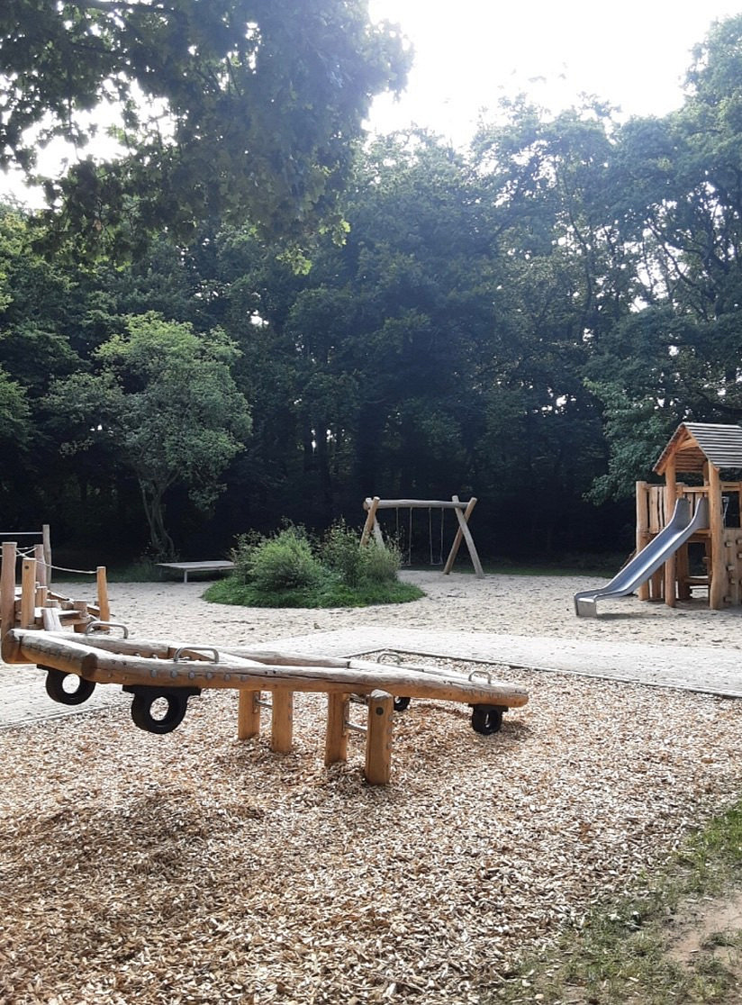 Spielplatz mit Wippe, Schaukel und Rutsche