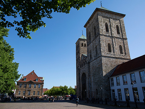 Seitliche Ansicht des Domplatzes vor dem Sankt Peter Dom.