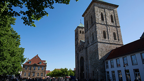 Seitliche Ansicht des Domplatzes vor dem Sankt Peter Dom.