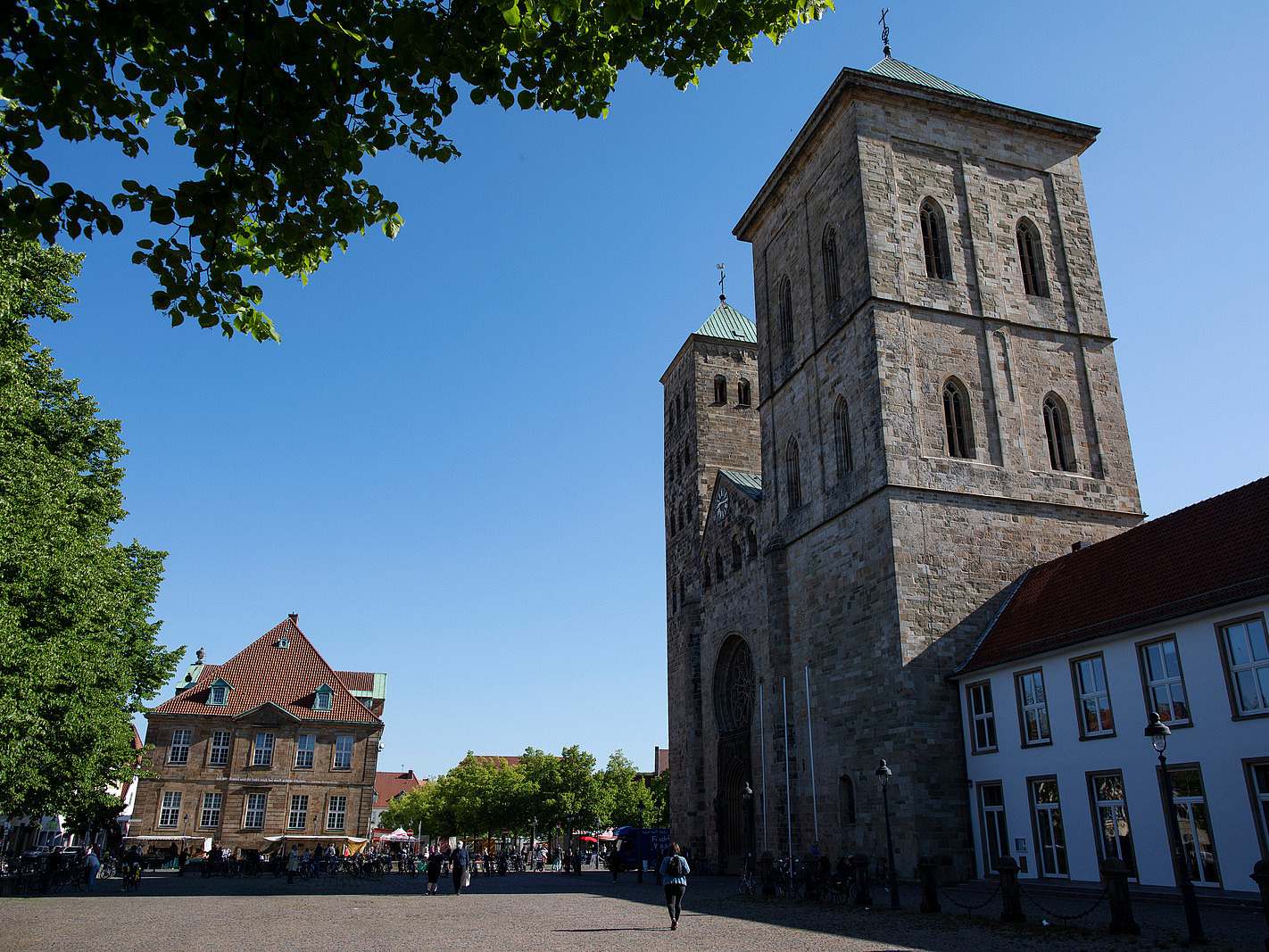 Seitliche Ansicht des Domplatzes vor dem Sankt Peter Dom.