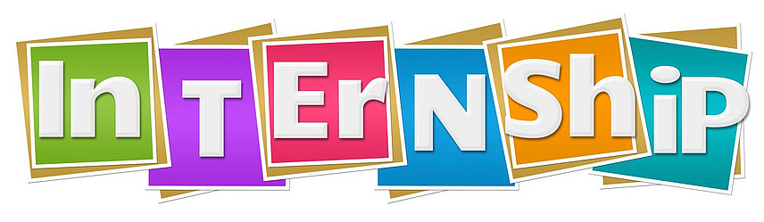 Das Wort "Internship" steht in wei&szlig;en Buchstaben vor bunten Quadraten.