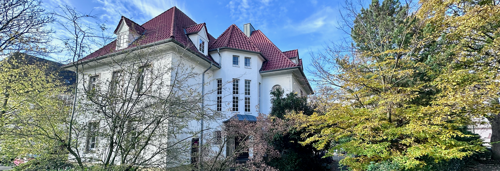Der Villa des Instituts bei sonnigen Wetter