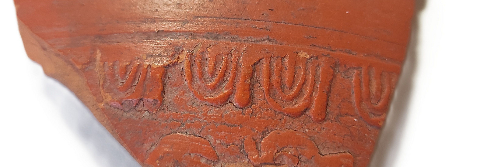 Das Foto zeigt ein Detail der Verzierung eines r&ouml;mischen Gef&auml;&szlig;es