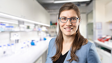 Ayelen Gonzalez Montoro stands smiling in a laboratory