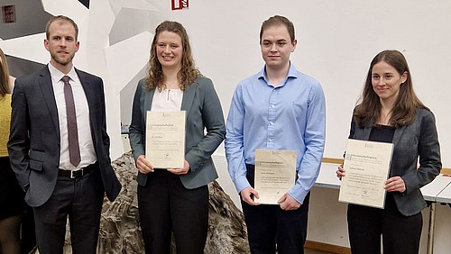 Preistr&auml;ger mit ihren Auszeichnungen f&uuml;r ihre Abschlussarbeiten