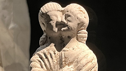 Zwei sich umarmende Personen.