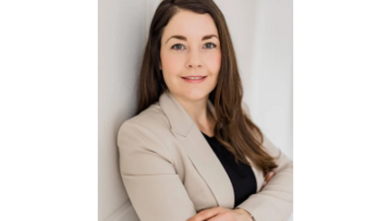 Prof. Dr. Susanne Wehkig vor einer weißen Wand