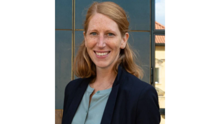 Prof. Dr. Sonja Nonte vor einem Gebäude