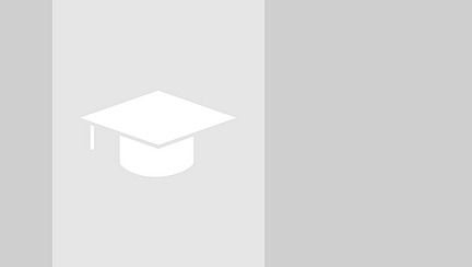 Ein stilisierter wei&szlig;er Doktorhut vor grauem Hintergrund