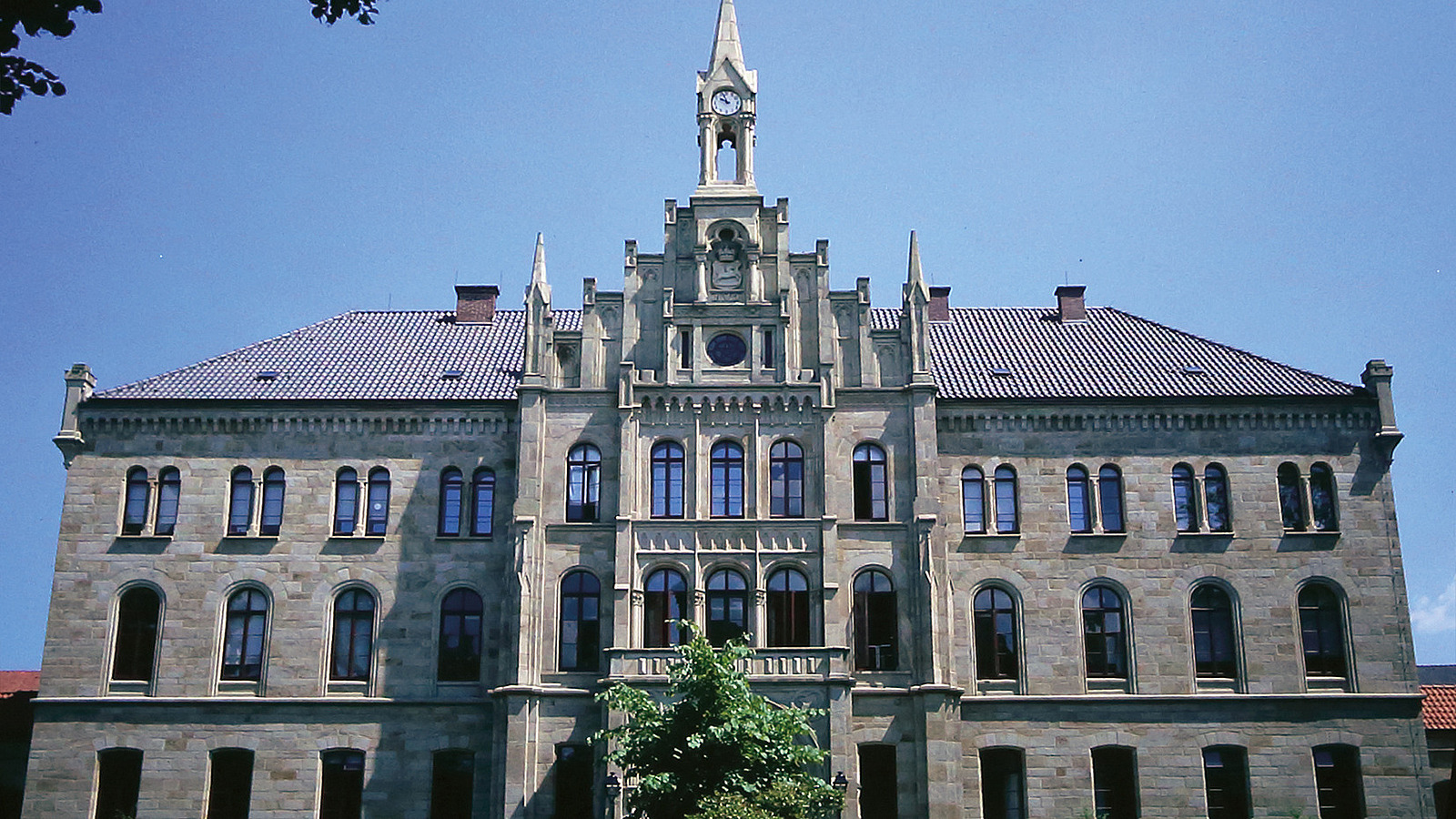 Blick auf die Fassade des Gebäudes aus dem 19. Jahrhundert