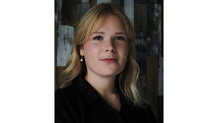 Jana Schlöpker vor einem dunklen Hintergrund