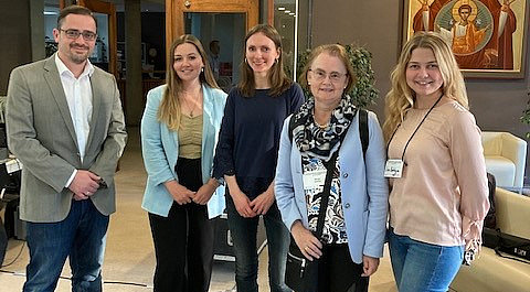 Vier Personen stehen in einem Museum vor beeindruckenden Kunstwerken