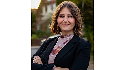 Nicol Sperling vor einem Haus