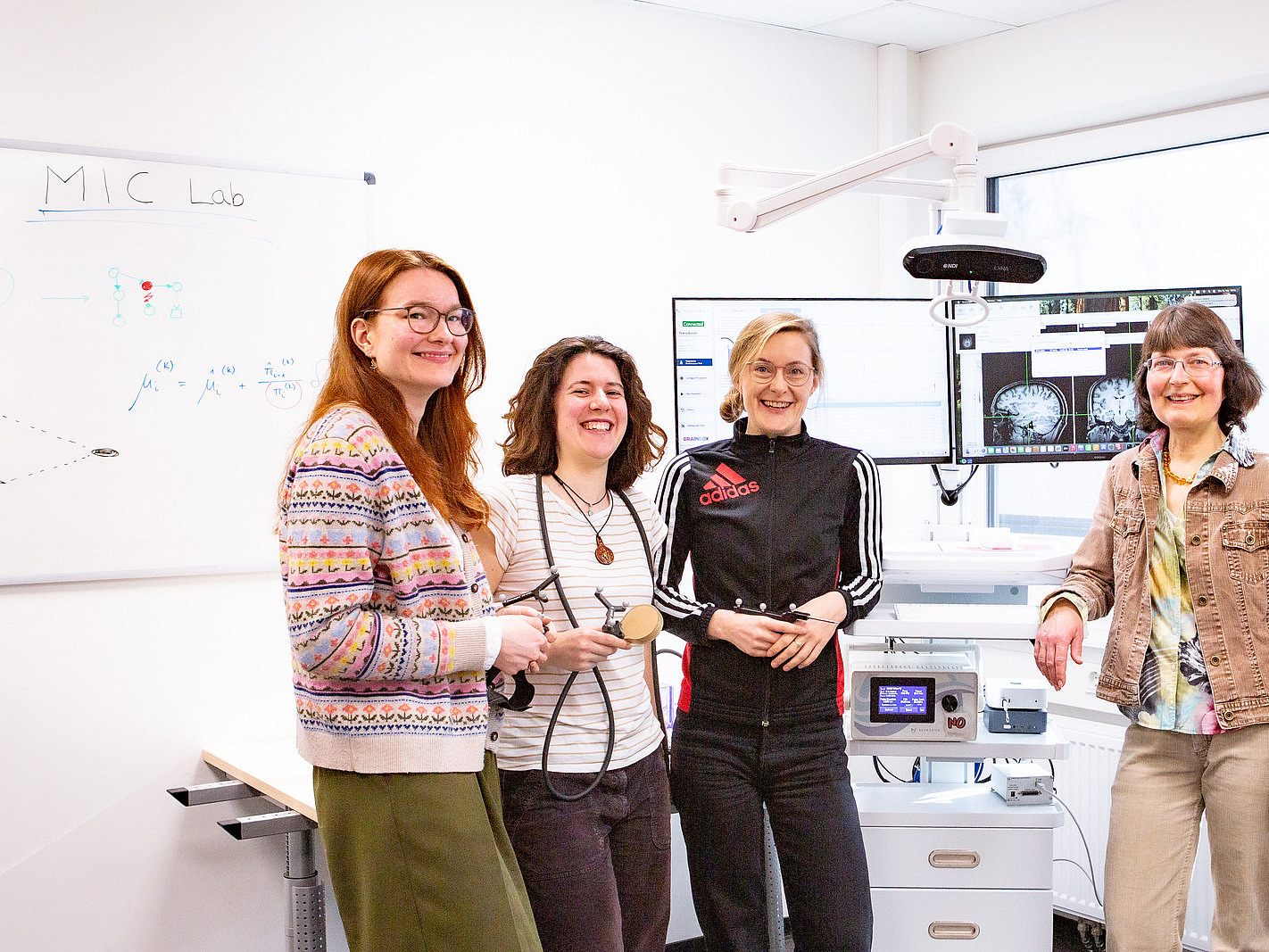 Die vier Frauen der TUS-Forschungsgruppe stehen nebeneinander im Labor.  