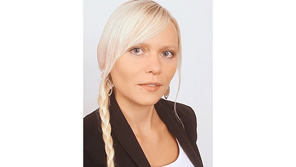 Melanie Ahrens vor einem hellen Hintergrund
