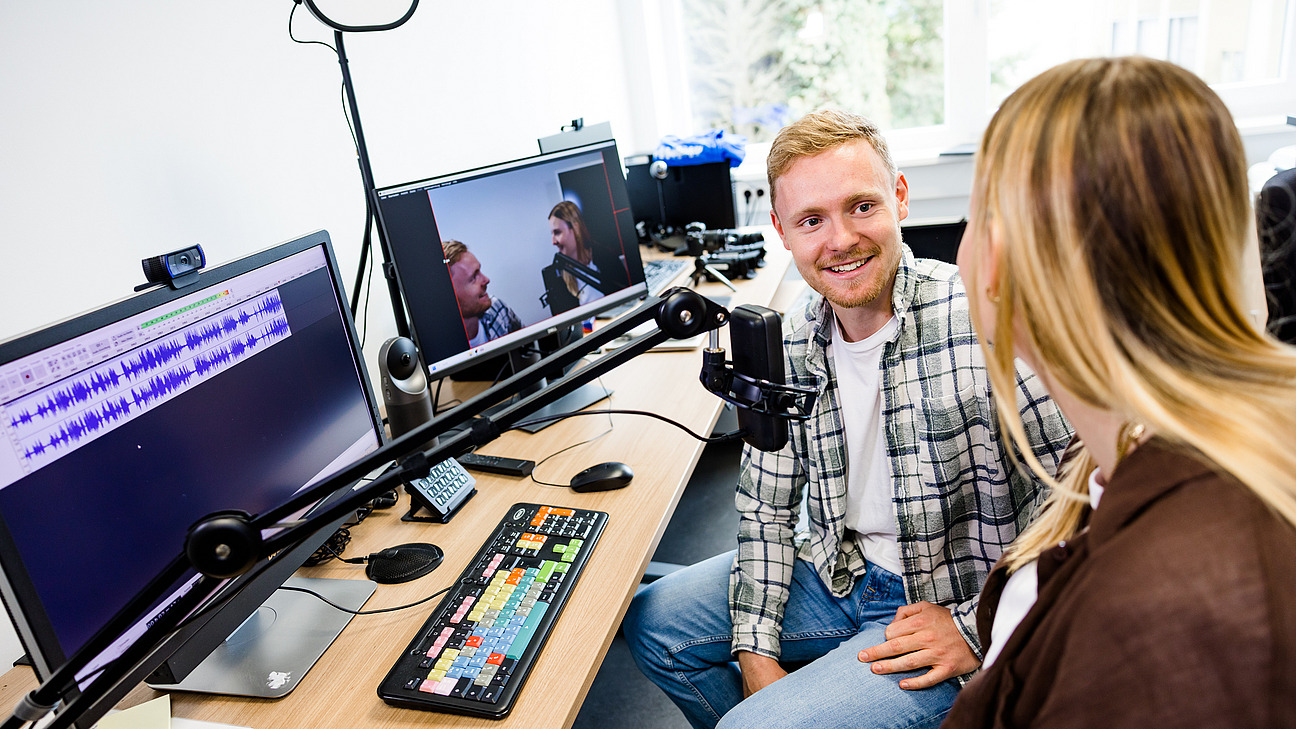 Zwei Studierende f&uuml;hren im "Interprofessional lab of teaching and learning for health and human services" am Institut f&uuml;r Gesundheit und Bildung einen Videoschnitt durch.