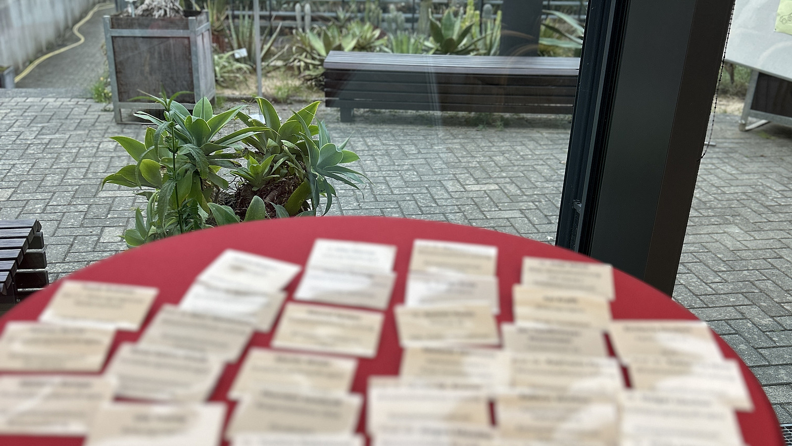 Namensschilder auf Tisch