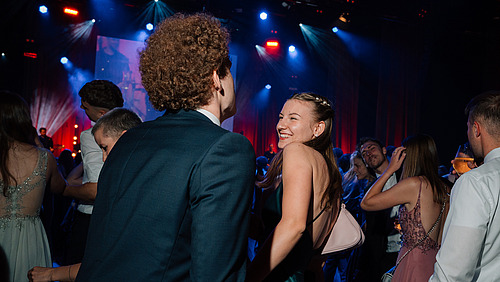 Festlich gekleidete Ballgäste auf einer Tanzfläche