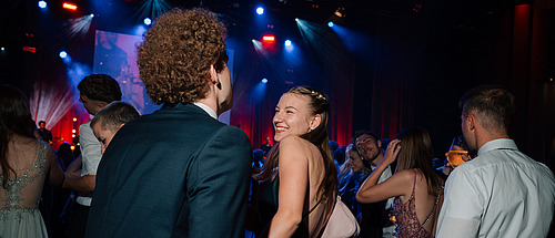 Festlich gekleidete Ballgäste auf einer Tanzfläche