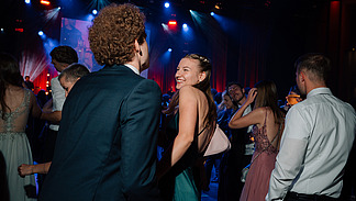 Festlich gekleidete Ballg&auml;ste auf einer Tanzfl&auml;che