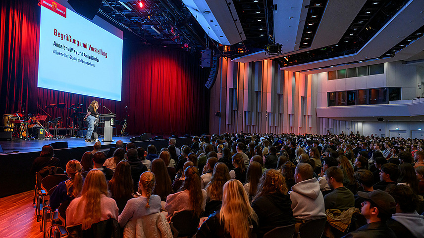 View of the stage and the packed Europasaal in the OsnabrückHalle