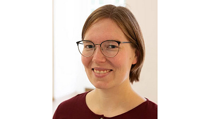 Caroline Tönsing vor einem hellen Hintergrund