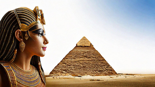 Eine ernst dreinblickende ägyptische Königin im Profil vor einer alten Pyramide