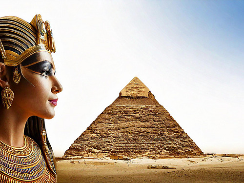 Eine ernst dreinblickende ägyptische Königin im Profil vor einer alten Pyramide