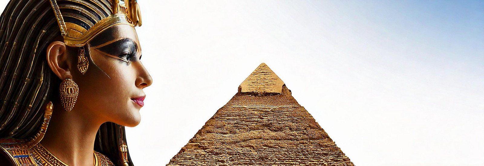 KI-generiertes Motiv mit dem Kopf von Cleopatra, die in Richtung einer Pyramide schaut