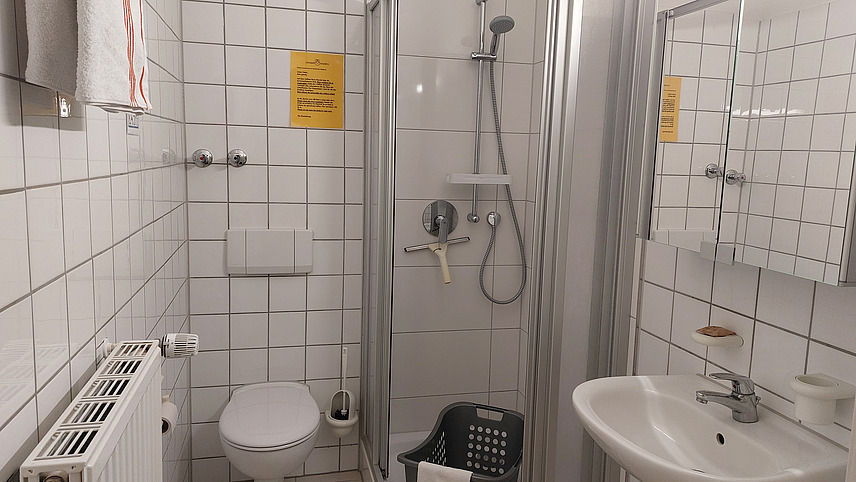 Bathroom Apartment 7 with washbasin, mirror cabinet, toilet and shower 