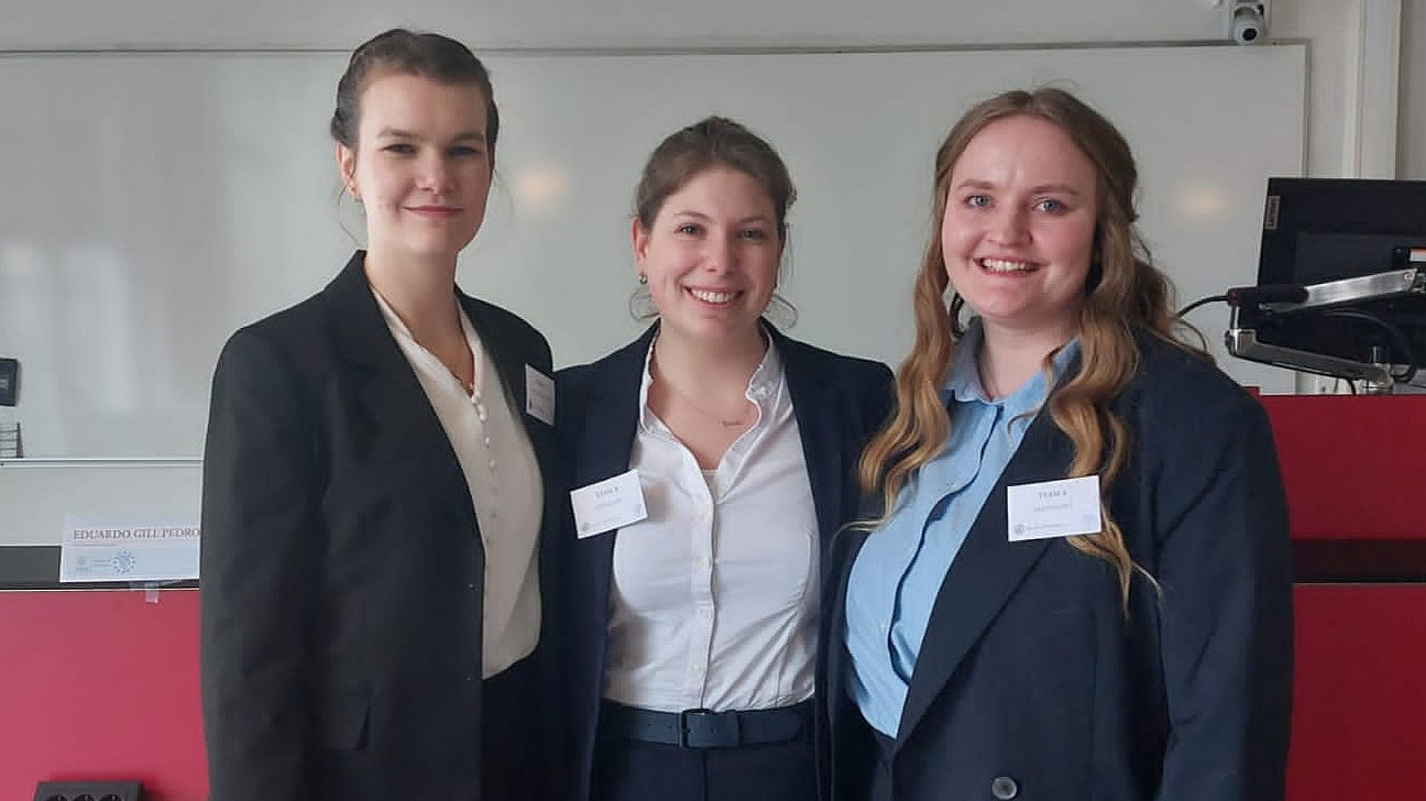 Drei l&auml;chelnde Frauen in Hosenanz&uuml;gen nebeneinander stehend